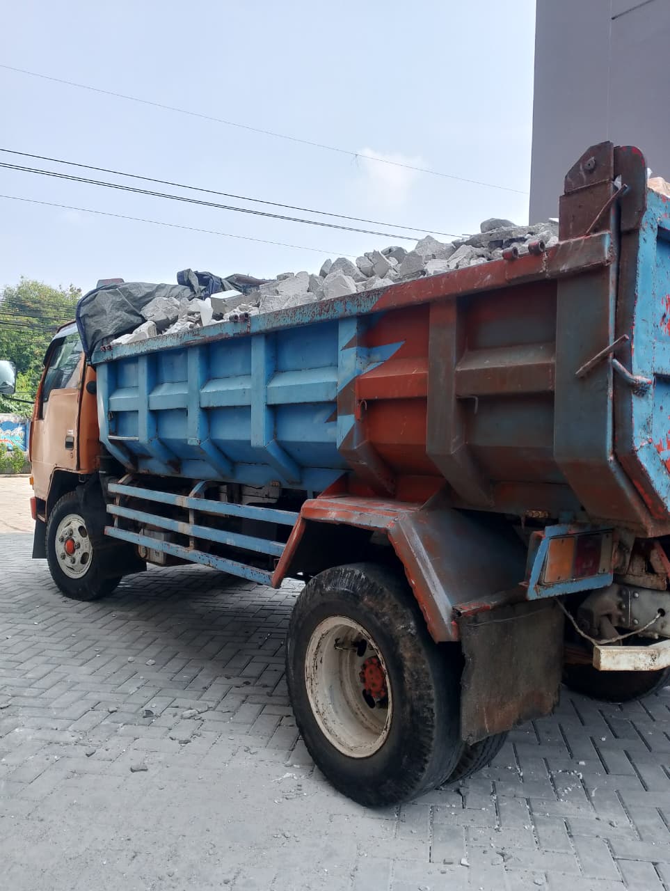 Bongkar bangunan di Depok