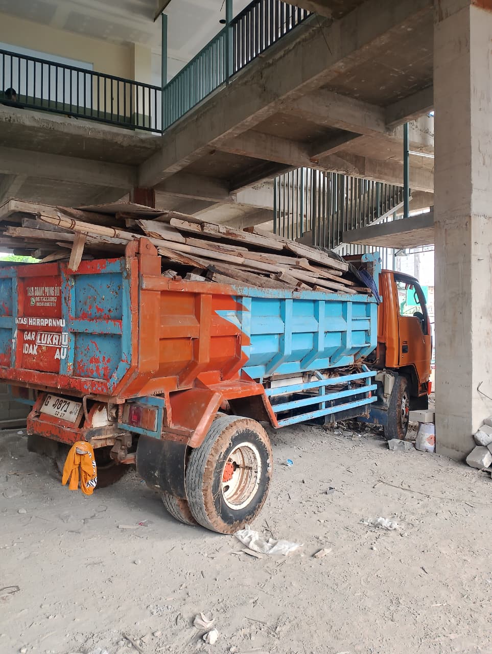 Bongkar bangunan di Depok