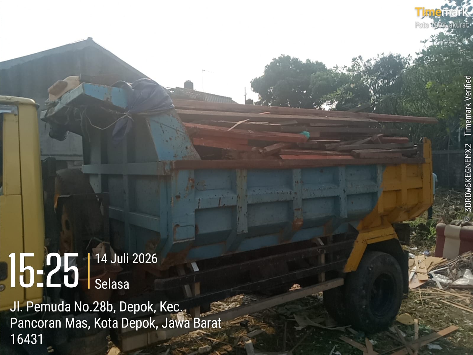 Angkut sisa kayu bongkaran di Jl. Pemuda, Pancoran Mas, Depok