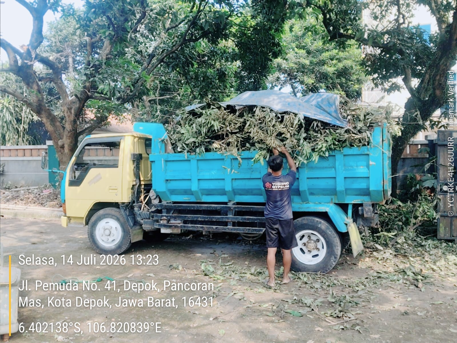 Bersihkan ranting dan sampah kebun di Jl. Pemuda, Pancoran Mas, Depok