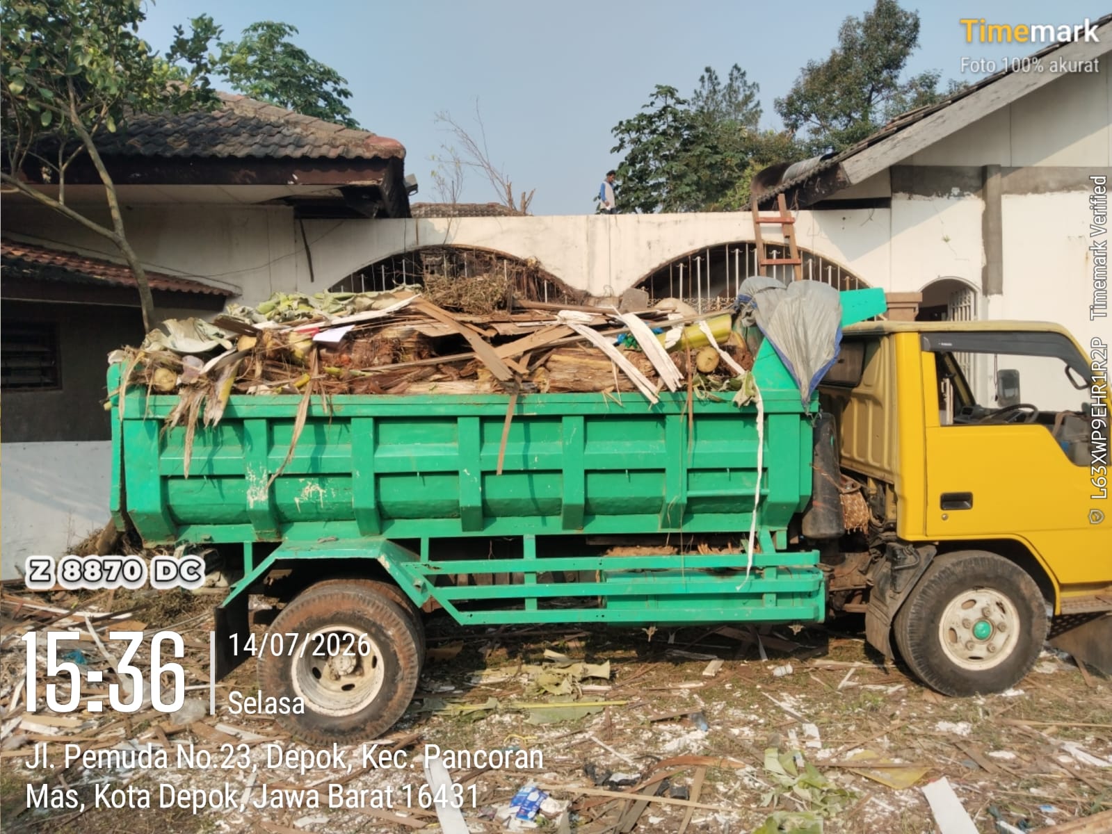 Angkut sampah kebun dan ranting pohon di Jl. Pemuda, Pancoran Mas, Depok