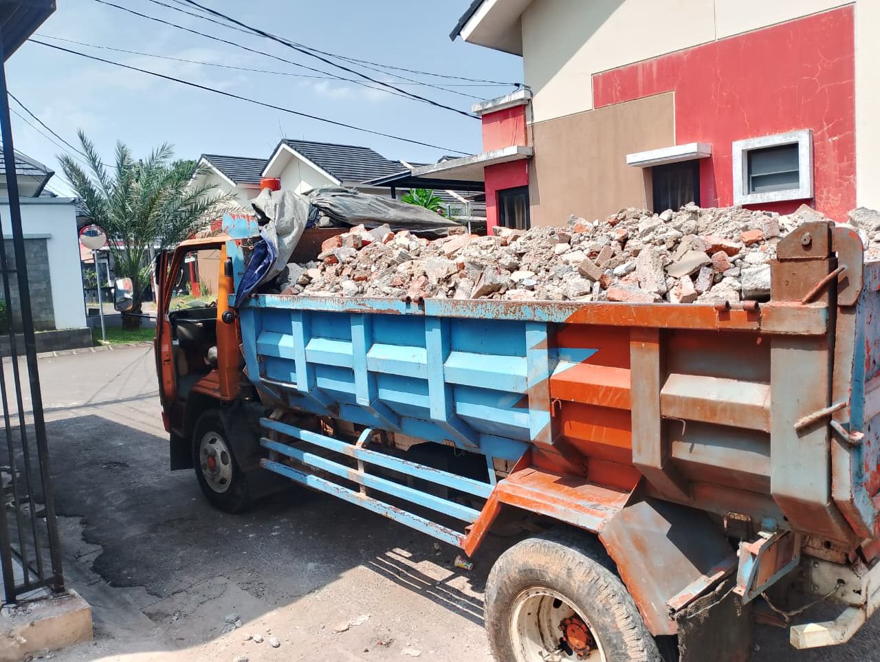 Truk mengangkut puing bongkaran bangunan di Depok