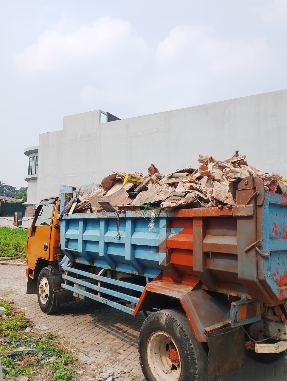 Angkut sampah sisa proyek renovasi di Depok